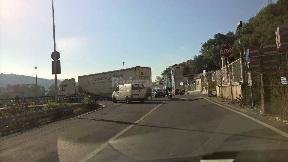 Prigionieri nel traffico sul ponte di Barcheto a Imperia per un colpa di un tir