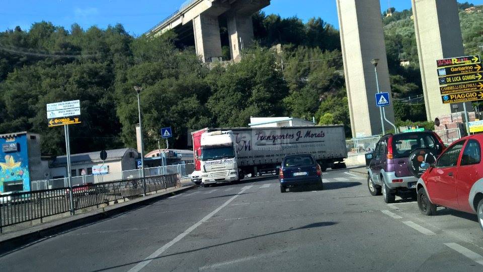 Prigionieri nel traffico sul ponte di Barcheto a Imperia per un colpa di un tir