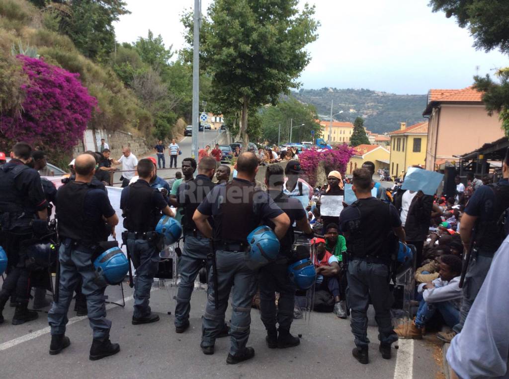 migranti bloccati in corteo