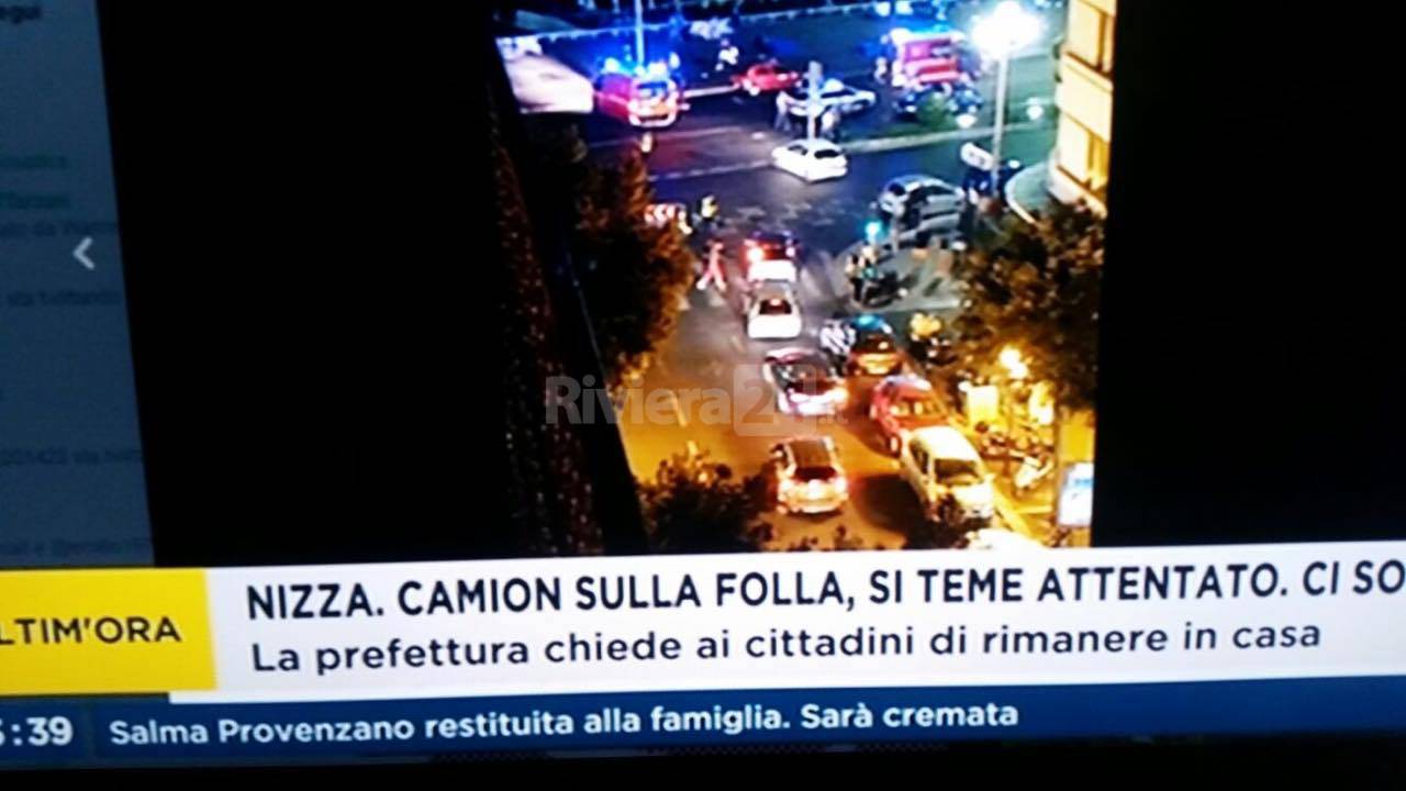 Nizza, camion sulla folla durante spettacolo pirotecnico: almeno 10 morti. Si pensa ad attentato