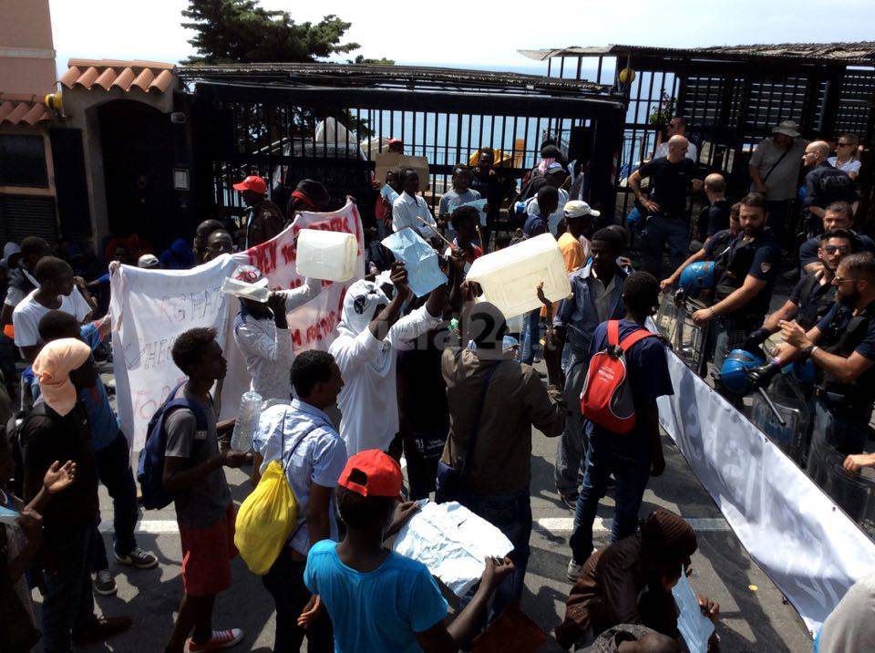 Ventimiglia, sospesa la ZTL nella Città Alta finché i migranti bloccano corso Toscanini