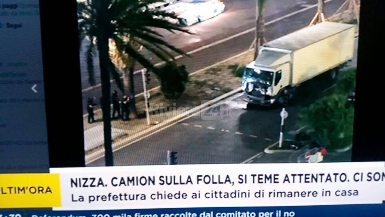 Strage a Nizza, camion su folla durante i fuochi