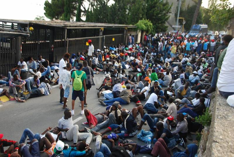 Ventimiglia, continua la protesta dei migranti: in 150 fermi al forte dell’Annunziata