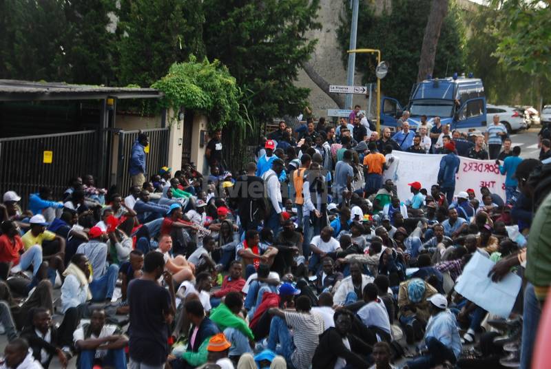 Ventimiglia migranti in marcia verso la Francia