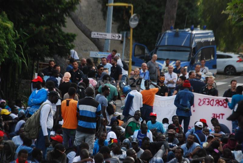 Ventimiglia, la marcia dei migranti verso la Francia