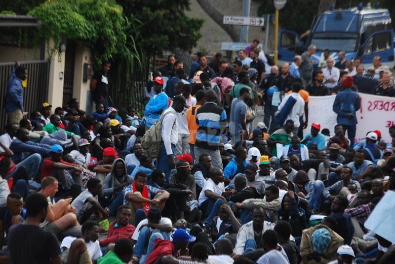 Ventimiglia migranti in marcia verso la Francia