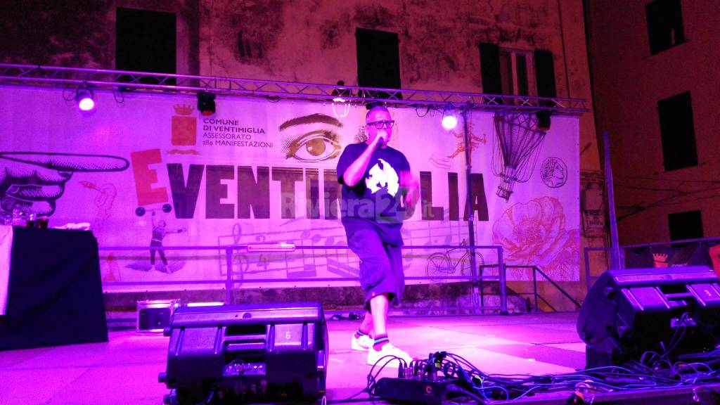 Frankie Hi Nrg scalda il pubblico del "Ventimiglia Indies Festival" e un pensiero va ai migranti