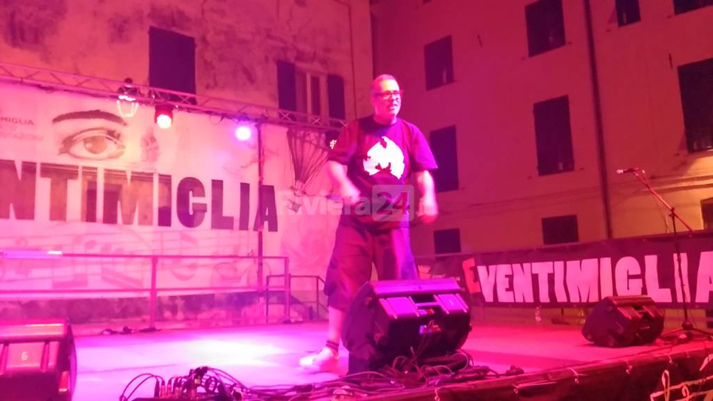 Frankie Hi Nrg scalda il pubblico del "Ventimiglia Indies Festival" e un pensiero va ai migranti