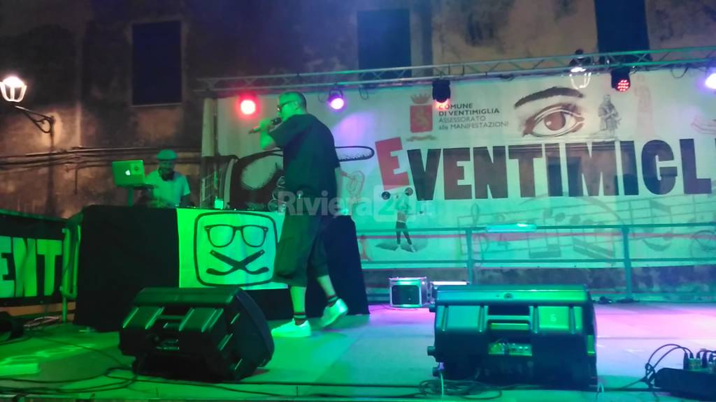 Frankie Hi Nrg scalda il pubblico del "Ventimiglia Indies Festival" e un pensiero va ai migranti