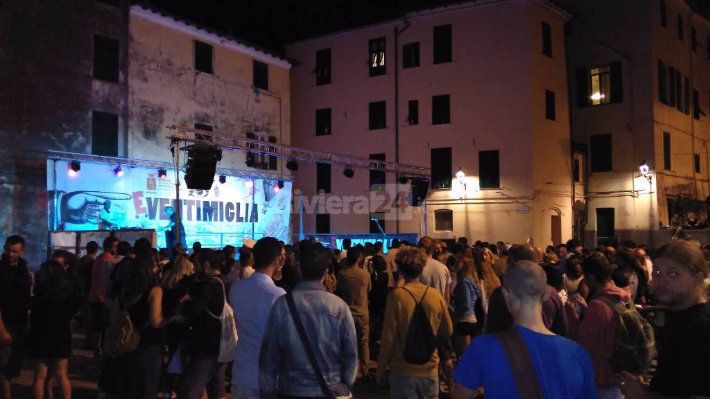 Frankie Hi Nrg scalda il pubblico del "Ventimiglia Indies Festival" e un pensiero va ai migranti