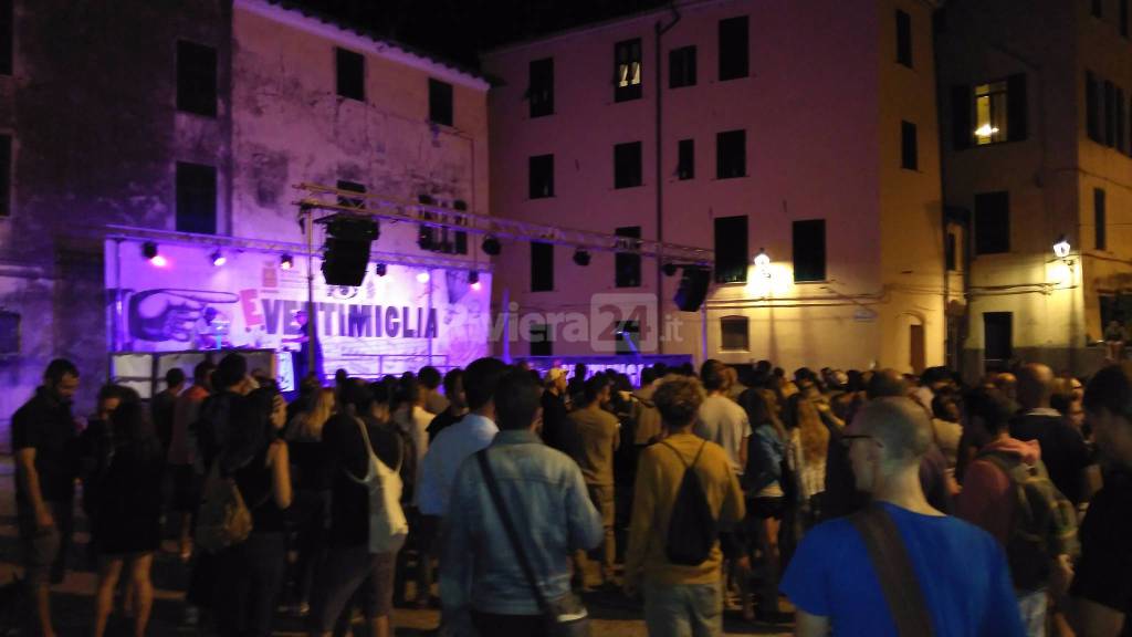 Frankie Hi Nrg scalda il pubblico del &#8220;Ventimiglia Indies Festival&#8221; e un pensiero va ai migranti