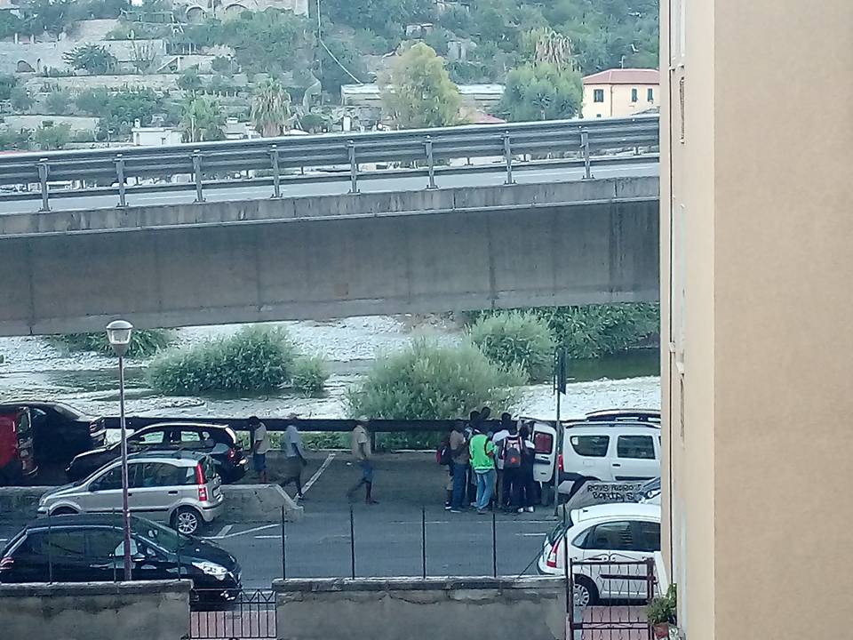 Ventimiglia, “solidali” sfamano i migranti in via Tenda: intercettati dalle forze dell’ordine