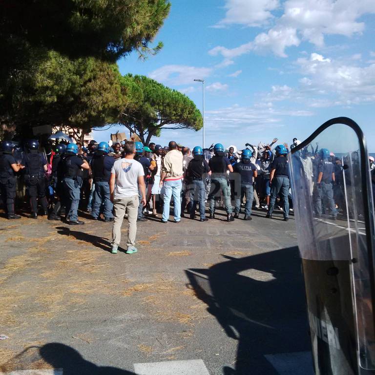 Sgomberati i migranti da Mentone, i francesi li riportano in Italia