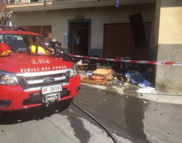 Incendio in un appartamento di via Canova: palazzina evacuata, anziano intossicato