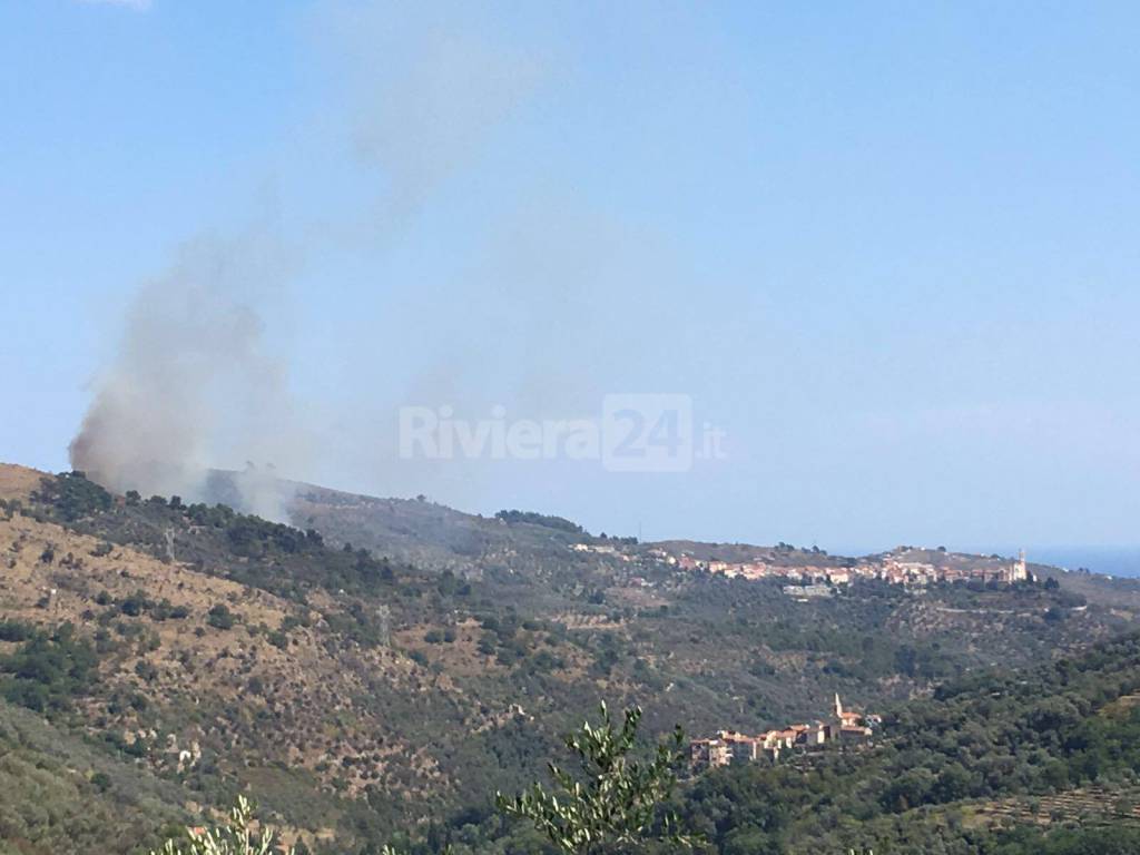 Brucia una collina sopra Civezza