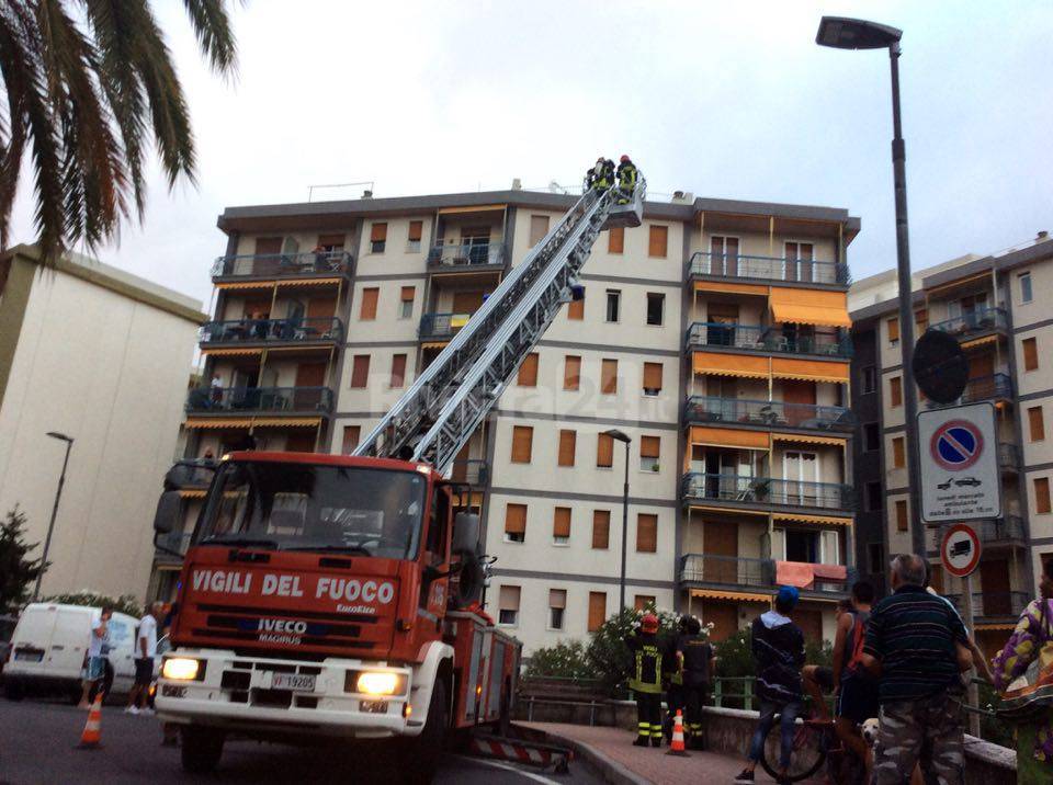 Mozzicone di sigaretta rischia di provocare un incendio, intervento dei Vigili del Fuoco