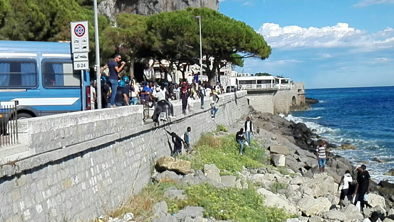 I migranti aggirano il blocco italiano e entrano in Francia, 150 a Mentone