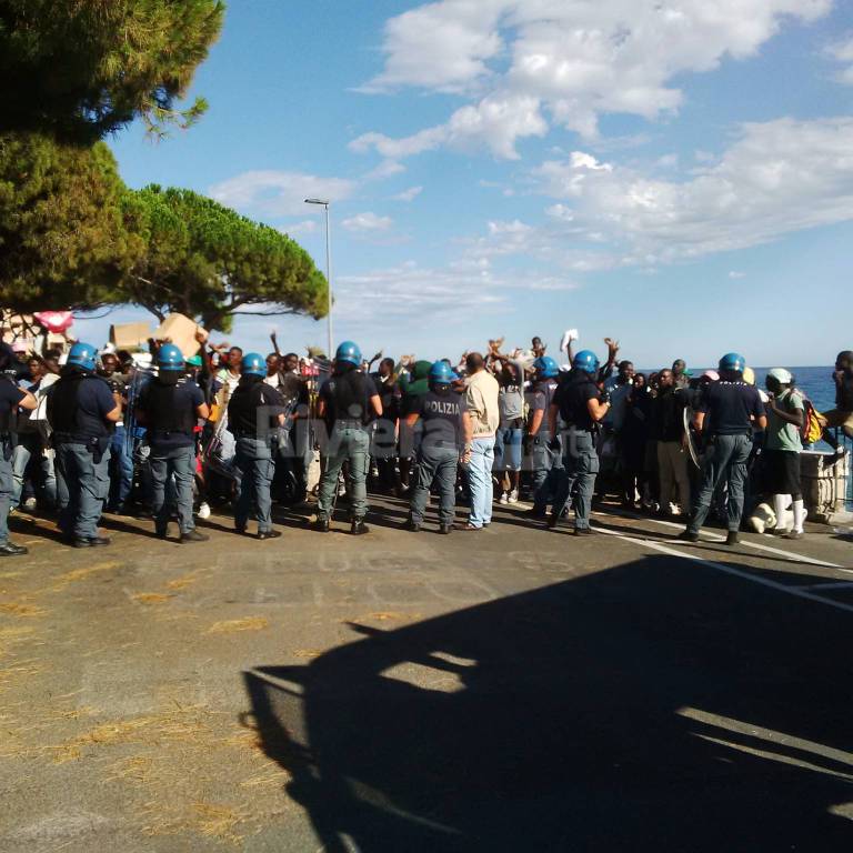 I migranti aggirano il blocco italiano e entrano in Francia, 150 a Mentone