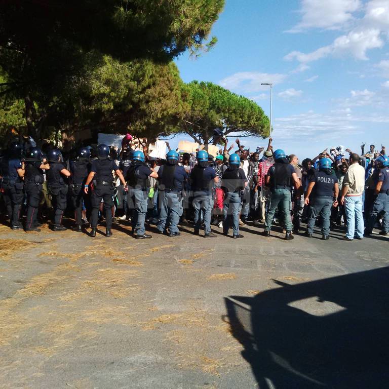 I migranti aggirano il blocco italiano e entrano in Francia, 150 a Mentone