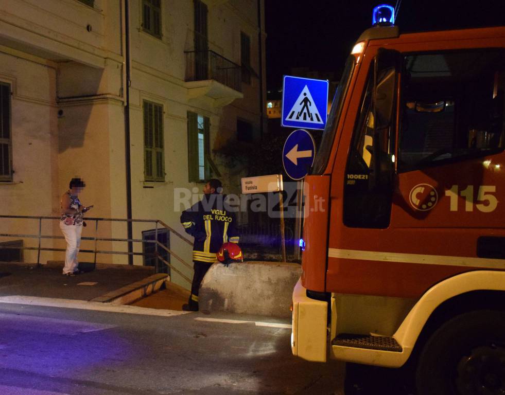 Sanremo, a fuoco falegnameria in disuso vicino ad abitazioni: fiamme domate dal 115