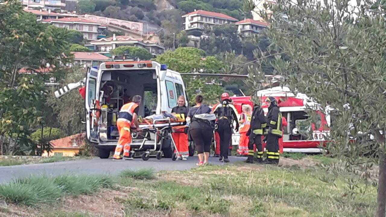 Bimbo di 8 anni cade dall’altalena, trasportato in elicottero al “Gaslini”