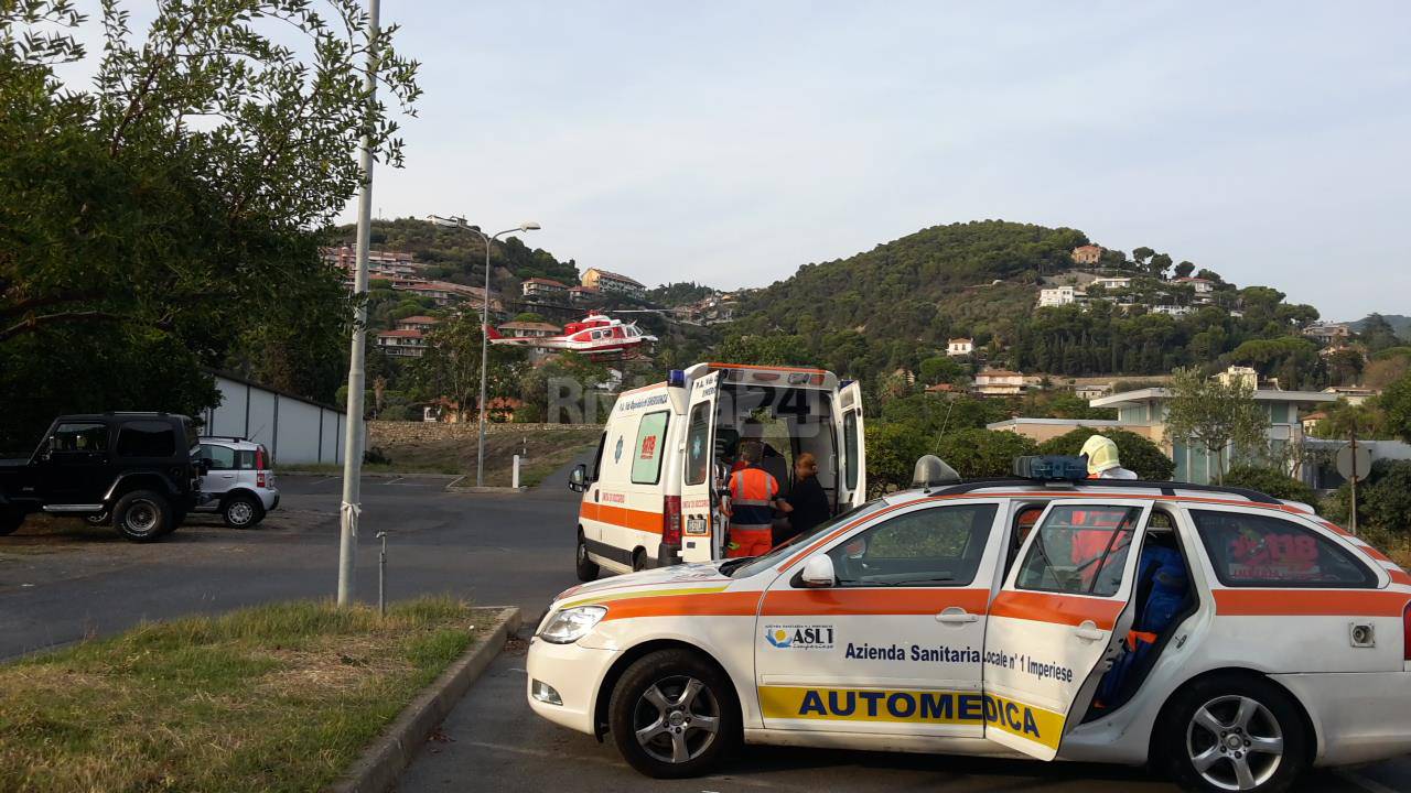 Bimbo di 8 anni cade dall’altalena, trasportato in elicottero al “Gaslini”