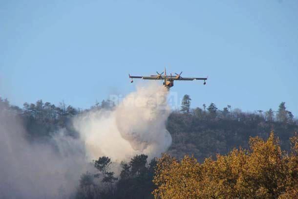 Caravonica, oltre sei ettari di bosco distrutti dall’incendio sul colle San Bartolomeo