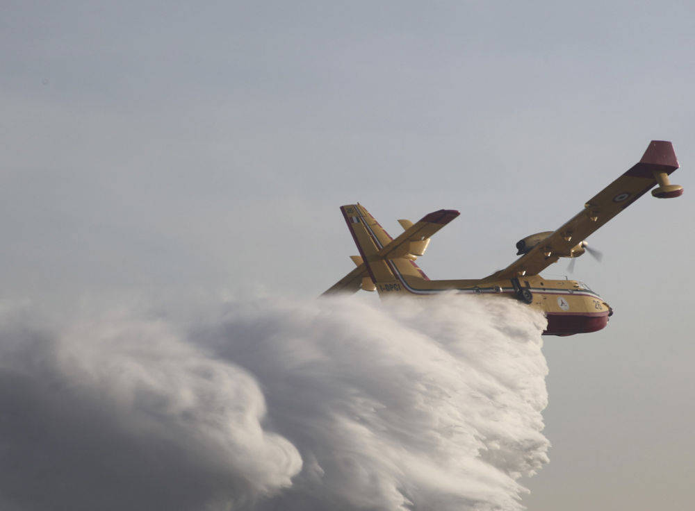 Chiusanico, arrivato un canadair per spegnere l’incendio nei boschi di Torria