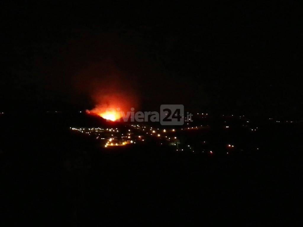 Valle Argentina, incendio boschivo a Badalucco