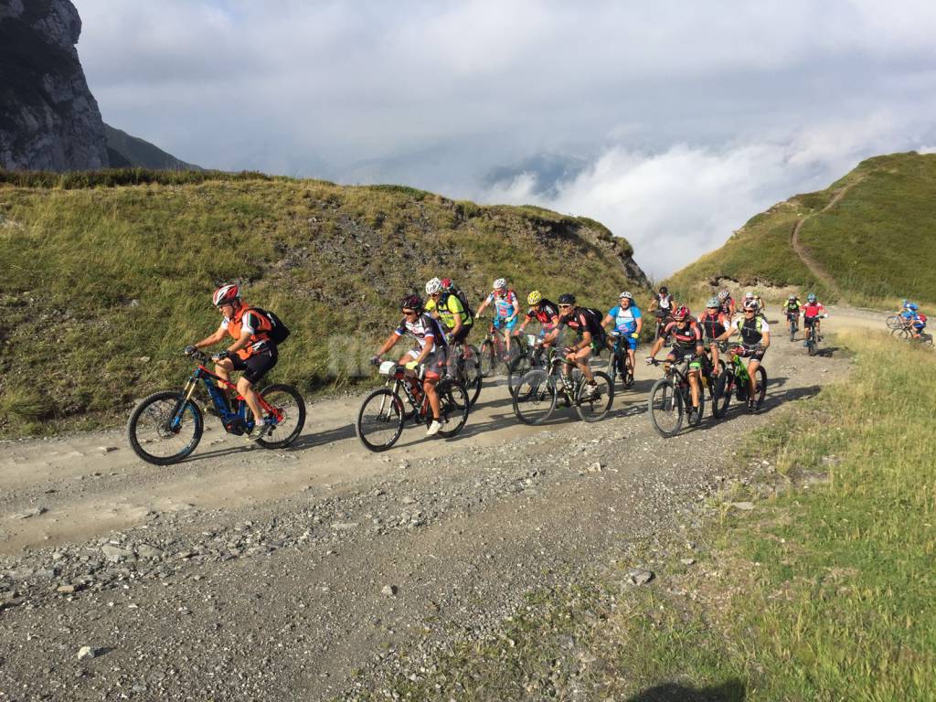 La Via del Sale in MTB, partiti da Limone circa un centinaio di ciclisti