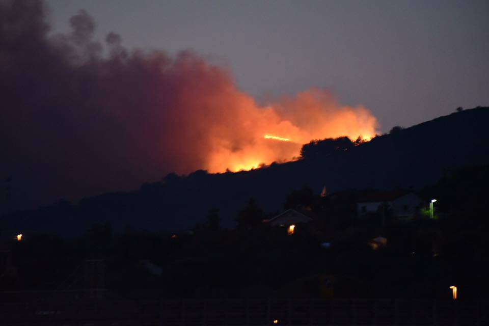 Notte di fuoco in provincia di Imperia