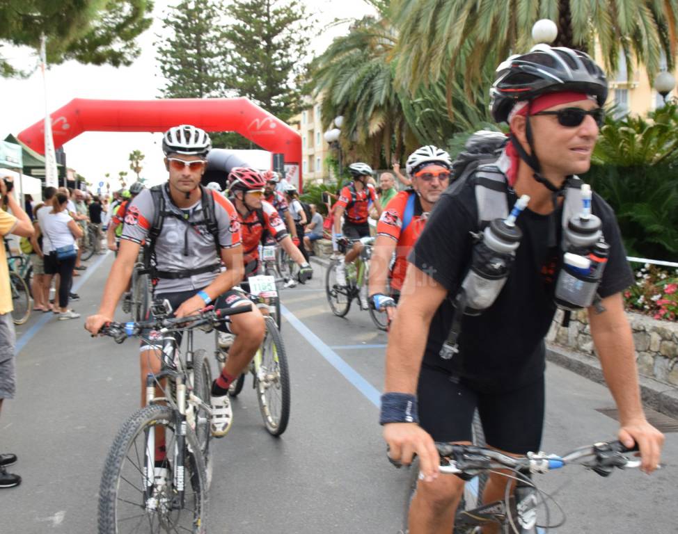 Conclusa la prima traversata Limone-Sanremo in MTB, cento partecipanti per un evento unico