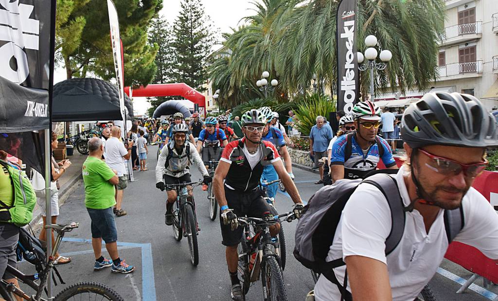 Arriva la prima traversata Limone-Sanremo in MTB, 150 ciclisti tirano la volata alla Notte Bianca