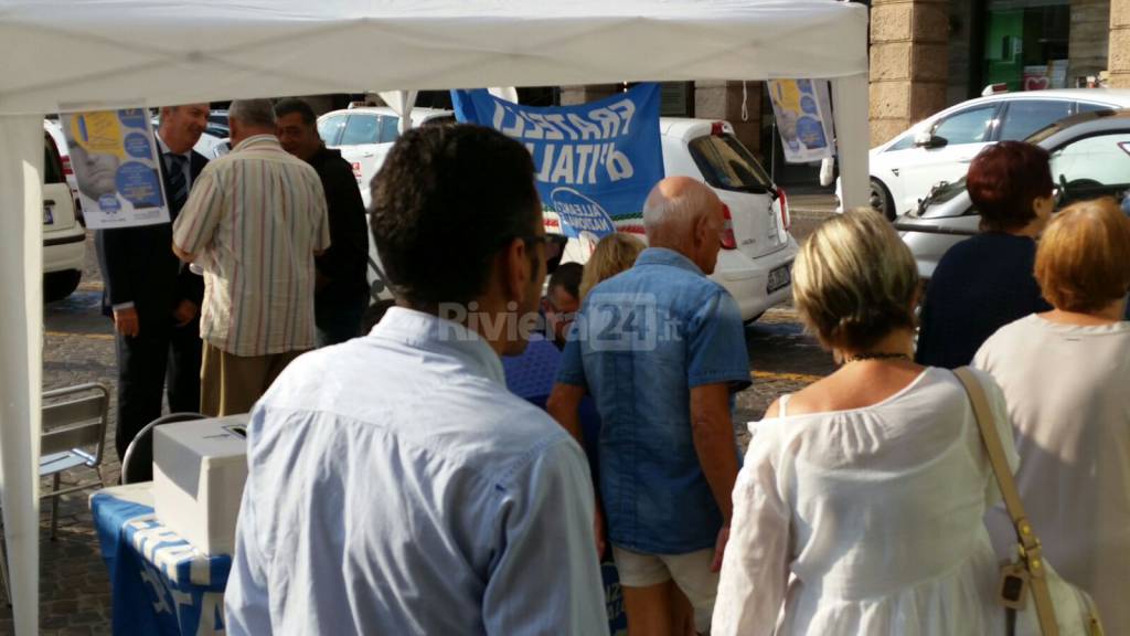 Sanremo, successo del banchetto di Fratelli D’Italia-Alleanza Nazionale in Piazza Colombo