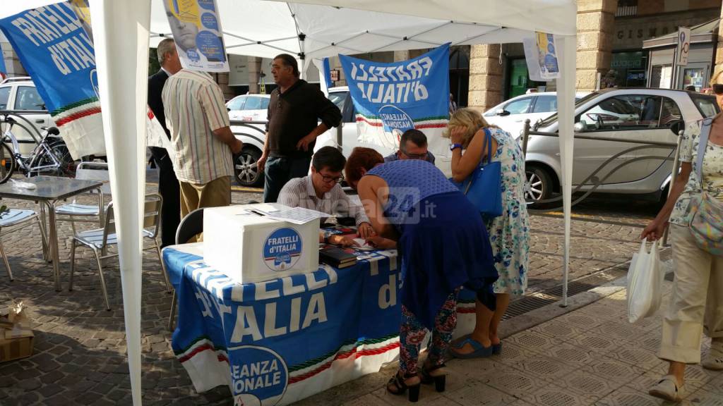 Sanremo, successo del banchetto di Fratelli D’Italia-Alleanza Nazionale in Piazza Colombo