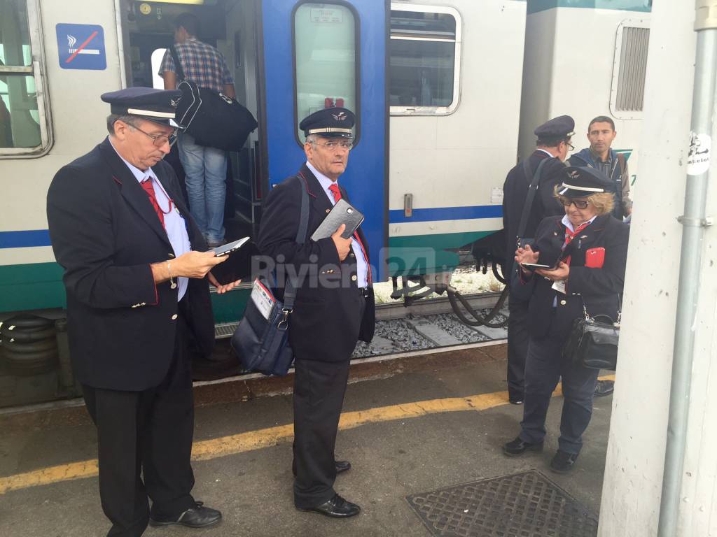 Stazioni senza servizi e ritardi, i pendolari presentano il conto a Trenitalia