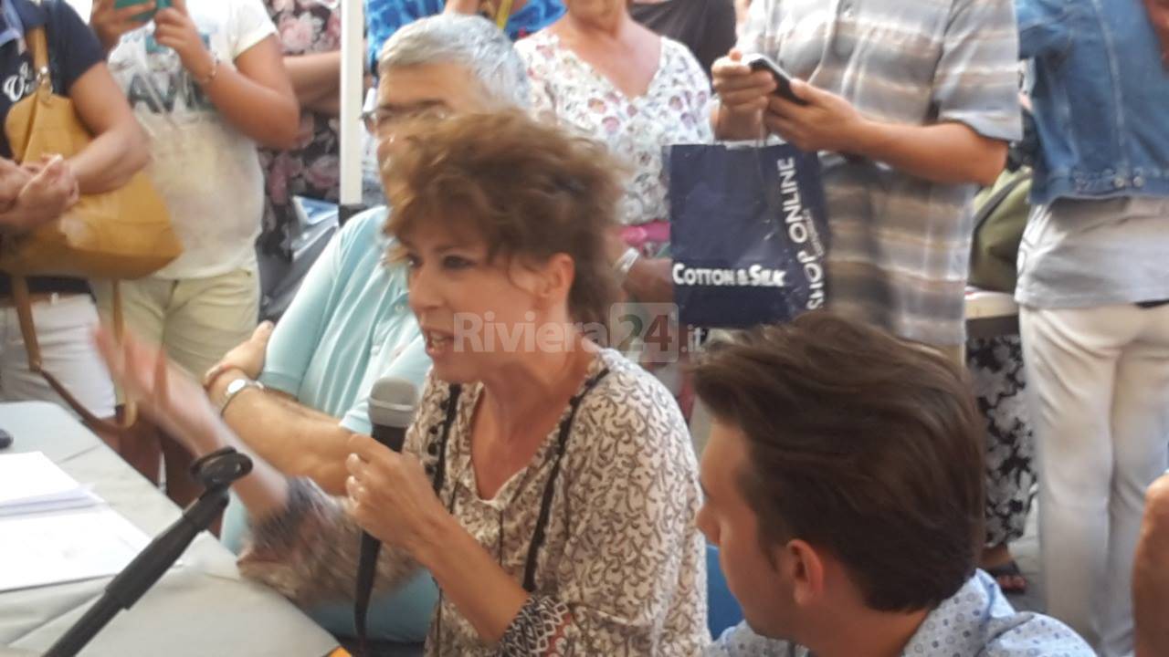 Veronica Pivetti al Bordighera Book Festival: “Volevano che scrivessi del mio rapporto con i cani. Ho scritto della mia depressione”