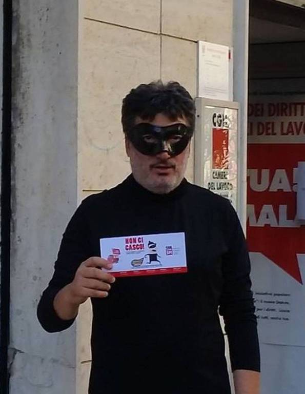 Il segretario della Spi-Cgil Revello travestito da ladro per difendere gli anziani dalle truffe