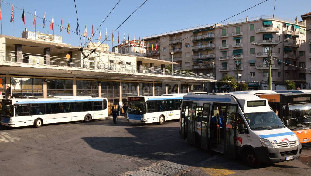 Straniero completamente sbronzo tenta di rubare un bus dalla stazione RT di Sanremo: arrestato dai carabinieri