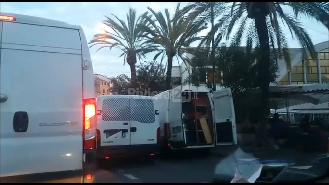 Sanremo traffico mercato ambulante