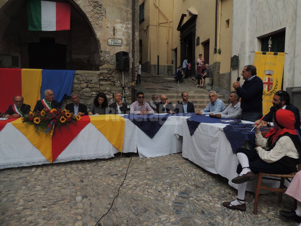 Taggia in festa per il gemellaggio con Verbicaro: firmato il patto di fratellanza in piazza Trinità