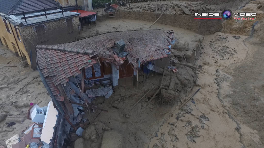 La casa di Rezzo sventrata da una valanga di fango vista dal drone della “Inside Video”