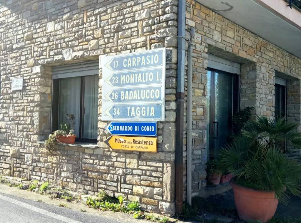 Viaggio lungo le strade della Valle Arroscia, superando i crateri delle strade che non ci sono più