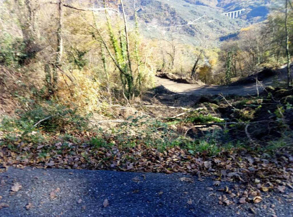 Viaggio lungo le strade della Valle Arroscia, superando i crateri delle strade che non ci sono più