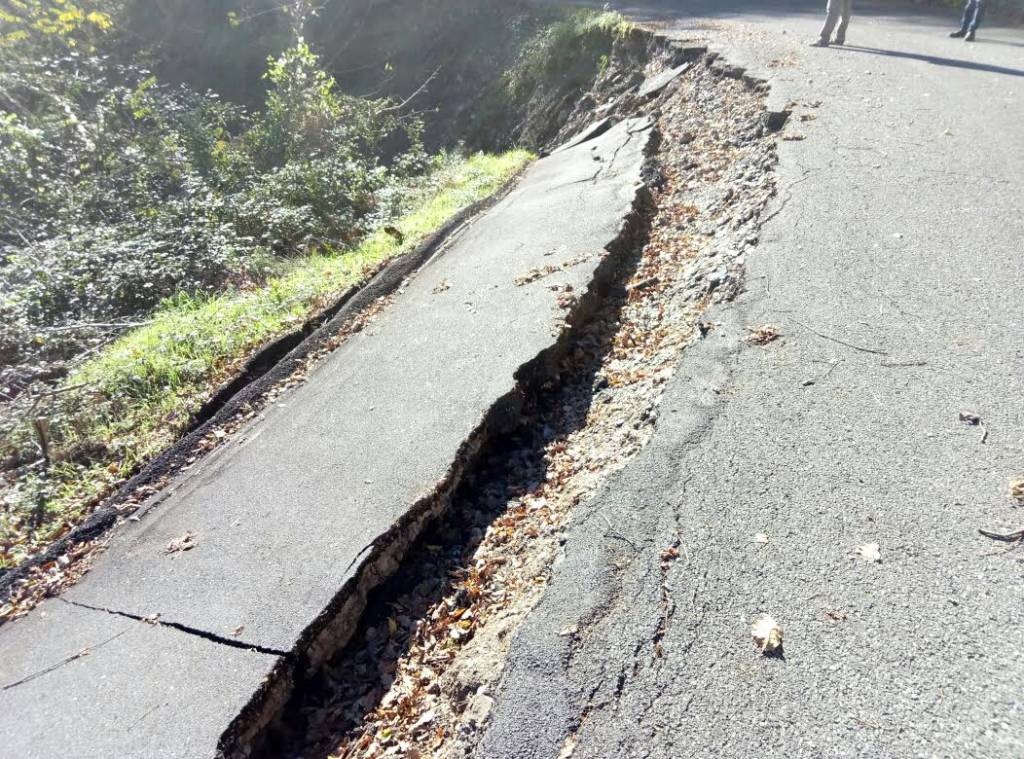 Viaggio lungo le strade della Valle Arroscia, superando i crateri delle strade che non ci sono più