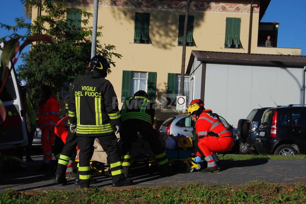 Borghetto San Nicolò, auto tampona uno scooter: una 48enne gravemente ferita