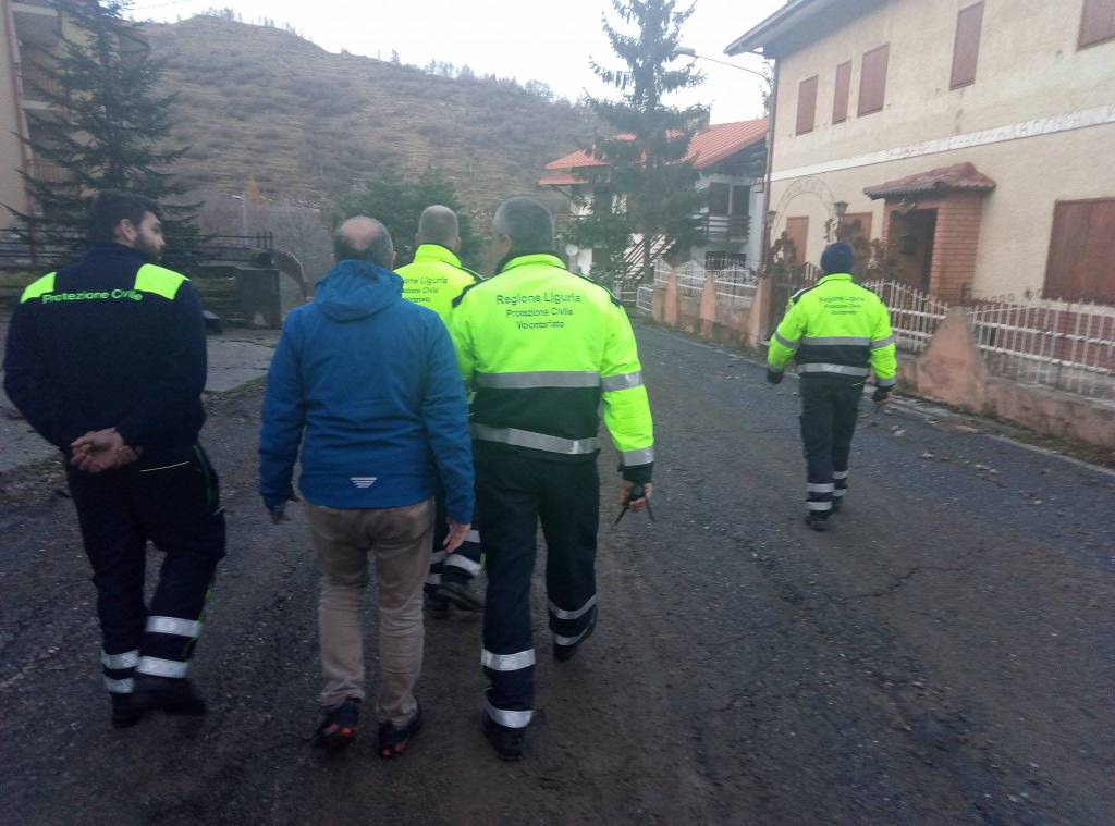 Viaggio nel paese fantasma di “Monesino” dove la paleofrana fa crollare le case come nel Vajont