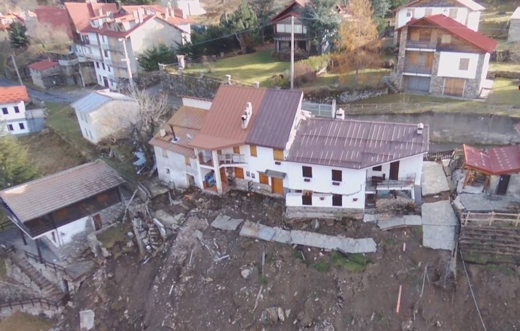 Monesi e Piaggia viste dal drone con la paleofrana che spinge a valle i paesi