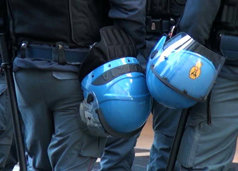 polizia caschi