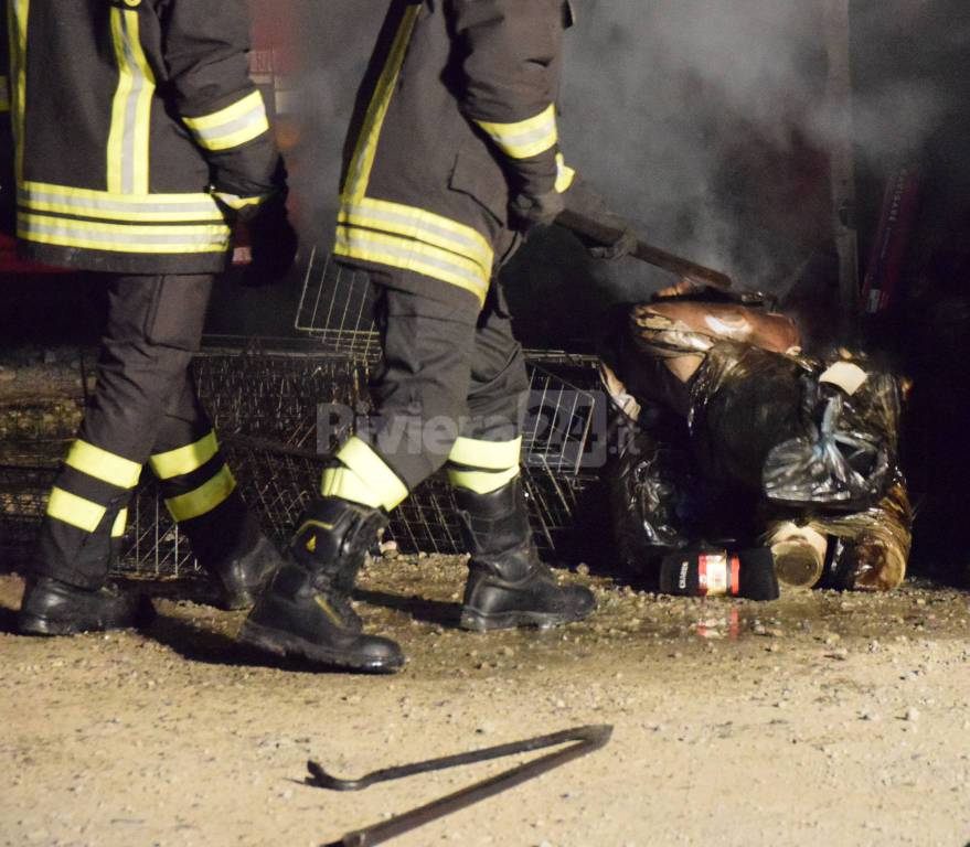 Sanremo, a fuoco furgone in via Pietro Agosti: non si esclude il dolo